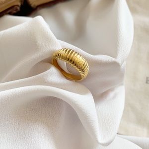 18 Gold ribbed vintage inspired ring